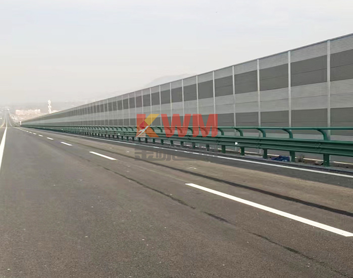 青兰高速水泥声屏障.jpg